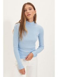 Trendyol Koszulka w kolorze błękitnym rozmiar: S. Niebieskie koszulki damskie Trendyol, s, bez wzorów, z bawełny, bez kołnierzyka, bez ramiączek. Za 39.99 zł.