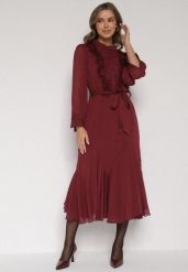 Bordowa Elegancka Sukienka z Bufiastymi Rękawami i Koronkowymi Falbankami Sewlina. Czerwone sukienki damskie Born2be, bez wzorów, z koronki, biznesowe, bez ramiączek. Za 159.99 zł.