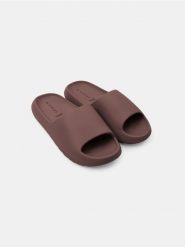 Klapki - brązowy. Brązowe klapki damskie Sinsay, bez wzorów, bez obcasa, bez zapięcia. Za 39.99 zł.