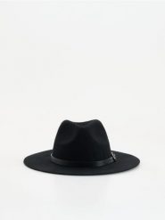 Wełniany kapelusz - czarny. Czarne kapelusze damskie Reserved, bez wzorów, z wełny. Za 119.99 zł.
