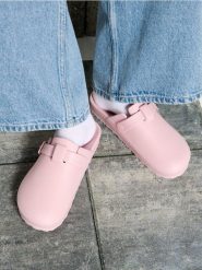 Zabudowane klapki - różowy. Czerwone klapki damskie Sinsay, bez wzorów, bez obcasa, bez zapięcia. Za 29.99 zł.