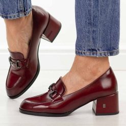 Bordowe skórzane mokasyny damskie na obcasie Vinceza 18116. Czerwone mokasyny damskie VINCEZA, na jesień, ze skóry, z okrągłym noskiem, bez obcasa. Za 229.00 zł.