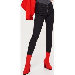 Jeansy SKINNY - Czarny. Czarne jeansy damskie Cropp. Za 59.99 zł.
