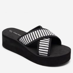 Klapki Clara Barson. Czarne klapki damskie Clara Barson, bez wzorów, bez obcasa, bez zapięcia. Za 79.99 zł.