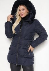 Granatowa Kurtka Pikowana o Prostym Kroju z Kapturem z Odpinanym Futrem Elrinnisa. Niebieskie kurtki damskie Born2be, plus size, z aplikacjami, z dzianiny, z kapturem. Za 129.99 zł.