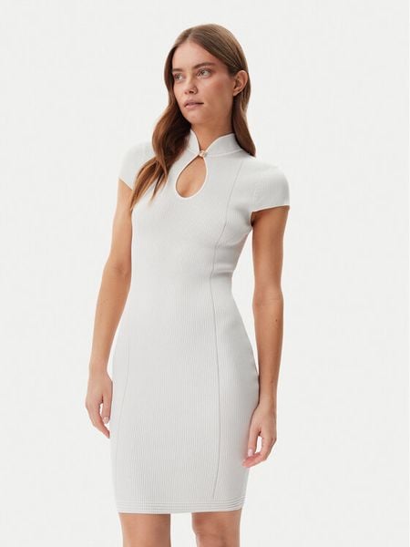 Guess Sukienka dzianinowa W5GK46 Z3L10 Écru Slim Fit. Sukienki damskie Guess, z aplikacjami, z dzianiny, bez ramiączek. Za 259.99 zł.