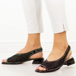 Czarne skórzane sandały damskie DiA 3131. Czarne sandały damskie DiA, bez wzorów, ze skóry, bez obcasa, na obcasie, bez zapięcia. W wyprzedaży za 315.92 zł.