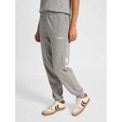Damskie spodnie dresowe Hummel Legacy 2.0. Szare spodnie dresowe damskie Hummel, bez wzorów, z dresówki. Za 269.50 zł.