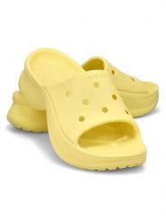 Crocs Klapki "Bae Slide" w kolorze żółtym rozmiar: 41/42. Żółte klapki damskie Crocs, bez wzorów, z otwartym noskiem, bez obcasa, bez zapięcia. Za 148.61 zł.