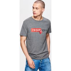 Koszulka z napisem - Szary. Szare bluzki damskie Cropp, z napisami. Za 19.99 zł.
