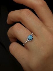 DIA DIAMONDS Srebrny pierścionek z diamentami i topazem rozmiar: 52. Niebieskie pierścionki damskie DIA DIAMONDS, z diamentem, srebrne. Za 308.90 zł.