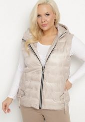 Beżowa Pikowana Kamizelka z Kapturem i Ściągaczem w Talii Evelbia. Brązowe kamizelki damskie Born2be, plus size, z aplikacjami, z jeansu, z kapturem. Za 179.99 zł.