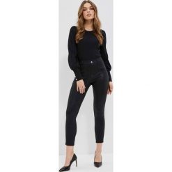 Błyszczące legginsy. Czarne legginsy damskie MOODO, xs, bez wzorów, z elastanu. W wyprzedaży za 21.99 zł.