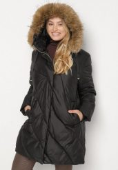 Czarna Kurtka z Asymetrycznym Pikowaniem i Kapturem z Futerkiem Ruvita. Czarne kurtki damskie Born2be, plus size, bez wzorów, z dzianiny. Za 279.99 zł.