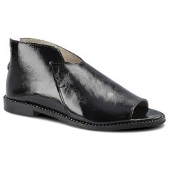 Sandaly damskie Dwunasty Shoes, ze skórzaną lakierowaną cholewką otwartym noskiem bocznymi wycięciami i niską podeszwą, czarne naplak, 3021. Czarne sandały damskie Dwunasty Shoes, bez wzorów, z lakierowanej skóry, z otwartym noskiem, bez obcasa, na płaskiej podeszwie, bez zapięcia. Za 229.00 zł.