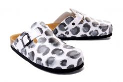 DR. BRINKMANN 600048-03 weiss, klapki profilaktyczne damskie. Białe klapki damskie Dr. Brinkmann, bez wzorów, bez obcasa, bez zapięcia. Za 152.94 zł.