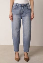 Niebieskie Klasyczne Jeansy Mom Fit z Wysokim Stanem z Bawełny Charvielle. Niebieskie jeansy damskie Born2be, bez wzorów, z bawełny, krótkie. Za 109.99 zł.