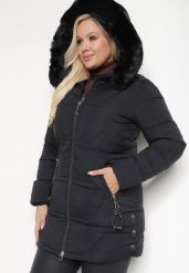 Czarna Kurtka Pikowana o Prostym Kroju z Kapturem z Odpinanym Futrem Elrinnisa. Czarne kurtki damskie Born2be, plus size, z aplikacjami, z dzianiny, z kapturem. Za 249.99 zł.
