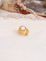 L'Atelier de Gaia Pozłacany pierścionek z perłą rozmiar: onesize. Białe pierścionki damskie L'Atelier de Gaia, z perłą, pozłacane. Za 78.66 zł.