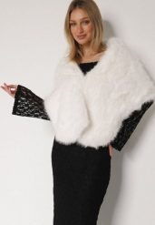 Białe Ponczo Etola z Futerka w Stylu Szala Cahreva. Białe swetry klasyczne damskie Born2be, uniwersalny, bez kołnierzyka. Za 109.99 zł.