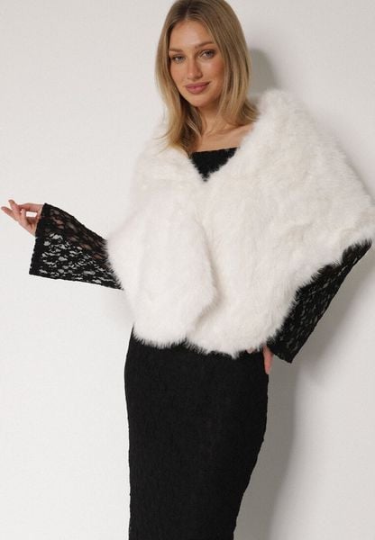 Białe Ponczo Etola z Futerka w Stylu Szala Cahreva. Białe swetry klasyczne damskie Born2be, uniwersalny, bez kołnierzyka. Za 109.99 zł.