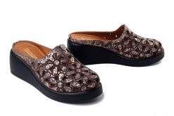 Artiker Relaks 58C2835 brązowy, klapki damskie. Brązowe klapki damskie Artiker Relaks, bez wzorów, bez obcasa, na koturnie, bez zapięcia. Za 219.90 zł.