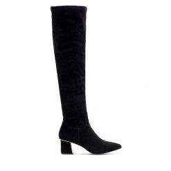 Kozaki Lasocki. Czarne kozaki damskie Lasocki, bez obcasa, na słupku, bez zapięcia. Za 299.99 zł.