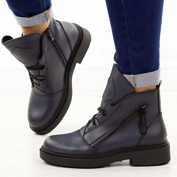 Granatowe skórzane botki damskie Sergio Leone Bt25200S. Niebieskie botki damskie Sergio Leone, na jesień, z dzianiny, eleganckie, z okrągłym noskiem, bez obcasa, na płaskiej podeszwie, bez zapięcia. W wyprzedaży za 257.14 zł.