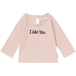 Koszulka "Inwood" w kolorze jasnoróżowym. Czerwone koszulki i t-shirty dziewczęce Noppies Baby, z napisami, z okrągłym kołnierzem, z długim rękawem. W wyprzedaży za 32.95 zł.