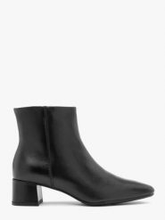 Czarne botki ze skóry licowej. Czarne botki damskie Ryłko, ze skóry, bez obcasa, na obcasie, bez zapięcia. Za 449.99 zł.