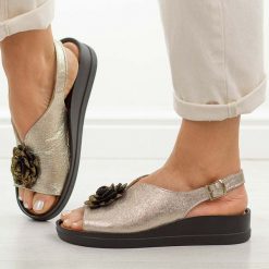 Złote skórzane Polskie sandały damskie na platformie Deoni L134. Żółte sandały damskie Deoni, z aplikacjami, ze skóry, bez obcasa, na platformie, bez zapięcia. Za 439.00 zł.