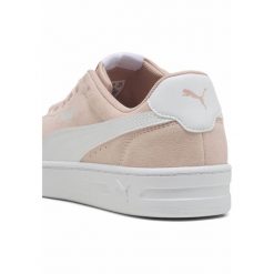 Damskie sneakersy Court Lally z zamszu PUMA Rose Quartz White Pink. Białe obuwie sportowe damskie Puma, bez zapięcia, trekkingowe. W wyprzedaży za 184.00 zł.