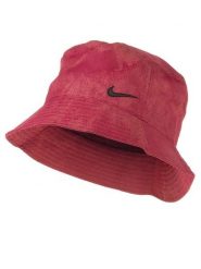 Nike Kapelusz w kolorze czerwonym rozmiar: S/M. Czerwone kapelusze damskie Nike, bez wzorów, z materiału. Za 114.44 zł.