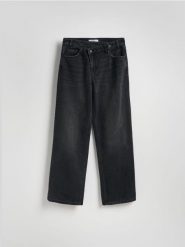 Jeansy wide leg z asymetrycznym zapięciem - czarny. Czarne jeansy damskie Reserved, z podwyższonym stanem. W wyprzedaży za 89.99 zł.