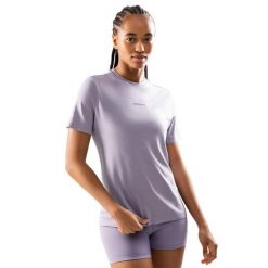 Damska koszulka treningowa z krótkim rękawem Fitness Siroko Pulau. Fioletowe bluzki damskie SIROKO, bez wzorów, z tkaniny, bez kołnierzyka, bez ramiączek. W wyprzedaży za 90.95 zł.