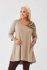 Asymetryczna beżowa tunika Florina z wydłużonym tyłem i odpinanym kwiatem PLUS SIZE XXL OVERSIZE JESIEŃ. Brązowe tuniki damskie Moda Size Plus Iwanek, do pracy, na jesień, l, bez wzorów, z nylonu, biznesowe, z asymetrycznym kołnierzem, bez ramiączek. Za 229.90 zł.