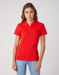 DAMSKI T-SHIRT WRANGLER POLO FLAME RED W7Q1-K4-R06 112132076. Czerwone t-shirty damskie Wrangler, s, bez wzorów, bez kołnierzyka. Za 99.99 zł.