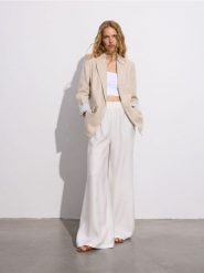 Marynarka z lnem - beżowy. Brązowe marynarki i żakiety damskie Reserved, l, bez wzorów, z tkaniny. W wyprzedaży za 119.99 zł.