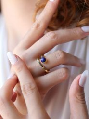 L'Atelier de Gaia Pozłacany pierścionek z cyrkoniami rozmiar: onesize. Niebieskie pierścionki damskie L'Atelier de Gaia, z cyrkonią, pozłacane. Za 43.99 zł.