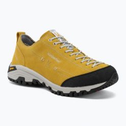 Buty trekkingowe Kimberfeel Chogori 2. Żółte obuwie trekkingowe damskie Kimberfeel, ze skóry, przed kostkę, bez zapięcia. Za 409.99 zł.