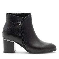 Botki Lasocki. Czarne botki damskie Lasocki, bez obcasa, na słupku, bez zapięcia. Za 299.99 zł.