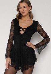 Czarna Koronkowa Sukienka Wieczorowa z Wiązaniem przy Dekolcie Ferolena. Czarne sukienki damskie Born2be, bez wzorów, z koronki, eleganckie, bez ramiączek. Za 169.99 zł.