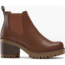 Botki typu chelsea. Brązowe botki damskie bonprix, bez obcasa, bez zapięcia. Za 149.99 zł.