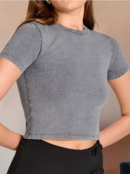 Koszulka crop z efektem sprania - szary. Szare koszulki damskie Sinsay, l, bez wzorów, bez kołnierzyka, bez ramiączek. W wyprzedaży za 5.99 zł.