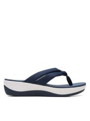 Clarks Japonki "Arla Kaylie" w kolorze granatowym na koturnie rozmiar: 39. Niebieskie klapki damskie Clarks, bez wzorów, z otwartym noskiem, bez obcasa, na koturnie, bez zapięcia. Za 105.38 zł.