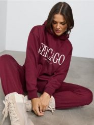 Bluza hoodie z napisem Chicago - bordowy. Czerwone bluzy damskie Sinsay, l, bez wzorów, bez kaptura. Za 39.99 zł.
