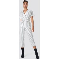MANGO Kombinezon Danubio - Offwhite. Szare kombinezony damskie Mango, w paski, z krótkim rękawem, krótkie. Za 202.95 zł.