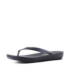 Klapki damskie FitFlop Iqushion Ergonomic TPU. Czarne klapki damskie Flip Flop, bez wzorów, z materiału, bez obcasa, bez zapięcia. Za 148.90 zł.
