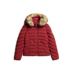 Kurtka puchowa damska z kapturem i sztucznym futrem Superdry Fuji. Czerwone kurtki damskie Superdry, m, z aplikacjami, z puchu, z kapturem. Za 611.45 zł.