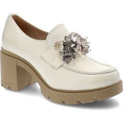 Białe Półbuty Lemar Eleganckie Skórzane Buty Z Ozdobami. Białe półbuty damskie Lemar, na wiosnę, bez wzorów, ze skóry, bez obcasa, bez zapięcia. Za 319.00 zł.